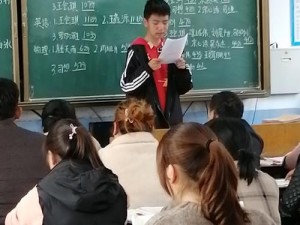 英语课代表在教室帮我整理学习资料