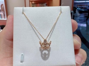 闪耀着迷人光芒的 18K1 金，彰显非凡品质