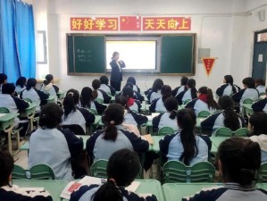 学生和老师在教室 TUBE 上轻松互动教学